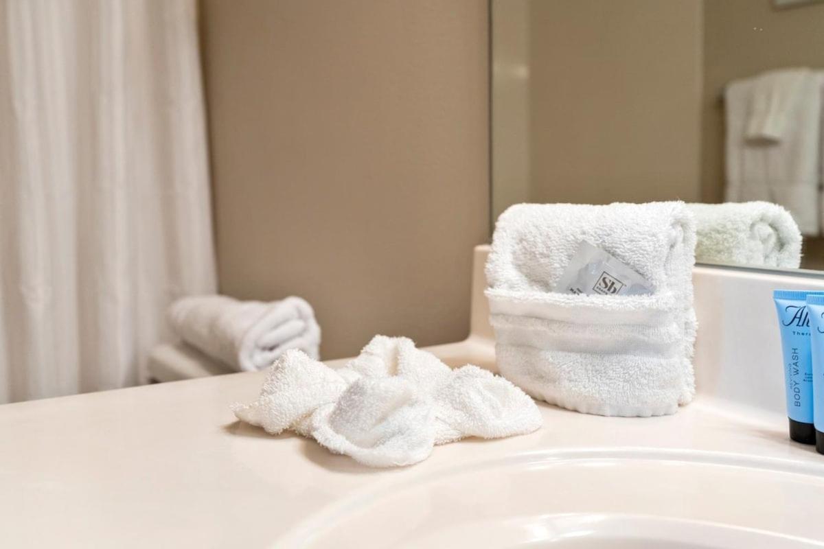 Celadon 307 1 Bedroom 2 Ba Oceanfront Apartment *